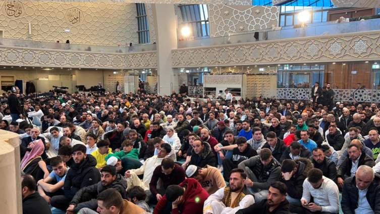 Almanya'da Müslümanlar camilere sığmadı